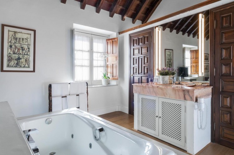 Alójate en uno de los hoteles más exclusivos de Sevilla con Jacuzzi